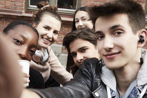 Lächelnde Freunde machen ein Selfie in der Stadt - MASF15169