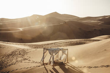 Fotoszene in der Wüste Sahara bei Sonnenuntergang - CAVF69821