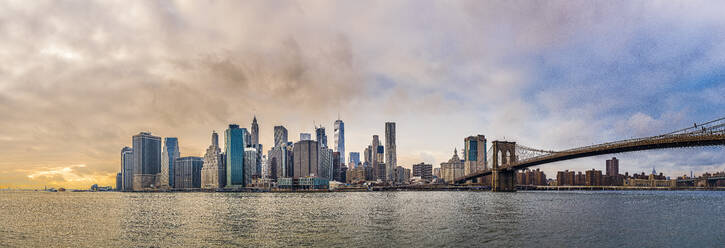 Ultraweiter Panoramablick auf Manhattan von Brooklyn aus bei bewölktem Himmel - CAVF69919