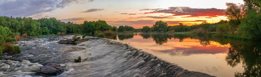 Schöner Blick auf den Damm am Fluss bei Sonnenuntergang - CAVF69928
