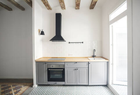 Moderne Küchenzeile in einer Wohnung in Barcelona, Spanien - VABF02468
