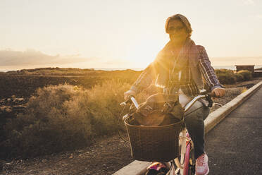 Aktive glückliche ältere Radfahrer bei Sonnenuntergang, Teneriffa - SIPF02090