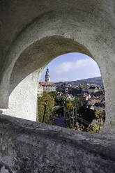 Turm durch Burgmaueröffnung - CAVF69975