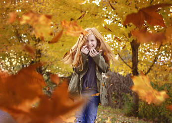 Schöne rothaarige Mädchen in fallenden Herbstblättern - CAVF70009