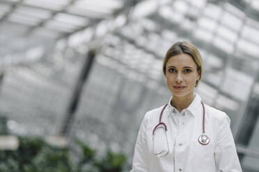 Portrait of a confident female doctor - JOSF04008