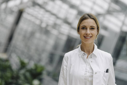 Portrait of a confident female doctor - JOSF04010