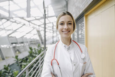 Portrait of a smiling female doctor - JOSF04021