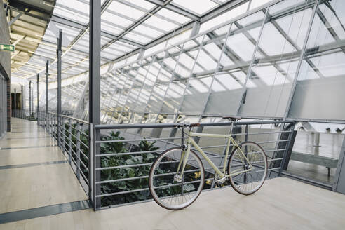 Fahrrad in einem modernen Bürogebäude - JOSF04041