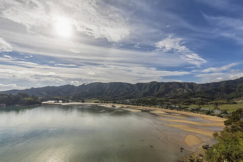 Neuseeland, Tasmanische Region, Sonnenschein über Golden Bay und Ligar Bay Beach, lizenzfreies Stockfoto