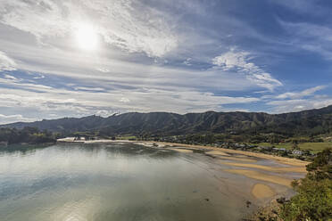 Neuseeland, Tasmanische Region, Sonnenschein über Golden Bay und Ligar Bay Beach - FOF11371