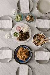 Hoher Blickwinkel auf Essen mit Tellern und Seidenpapier auf dem Tisch - CAVF70030