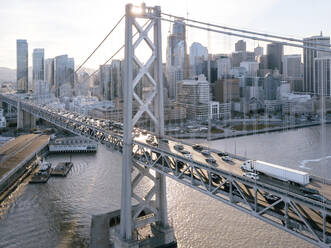 Hohe Winkel Ansicht von Autos bewegen auf Oakland Bay Bridge über das Meer gegen den Himmel in der Stadt - CAVF70056