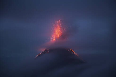 Idyllischer Blick auf den aktiven Vulkan von Acatenango - CAVF70061
