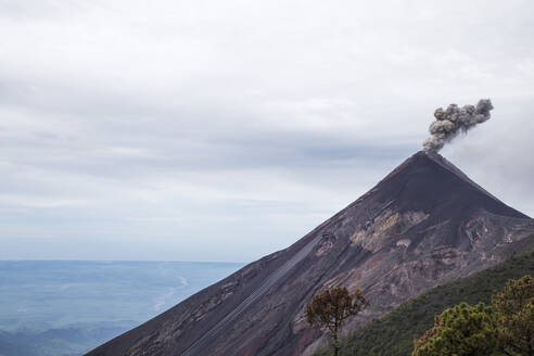Idyllischer Blick auf den aktiven Vulkan Acatenango bei bewölktem Himmel - CAVF70062