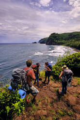 Rucksacktouristen wandern durch das Pololu-Tal auf der Big Island, Hawaii - CAVF70114