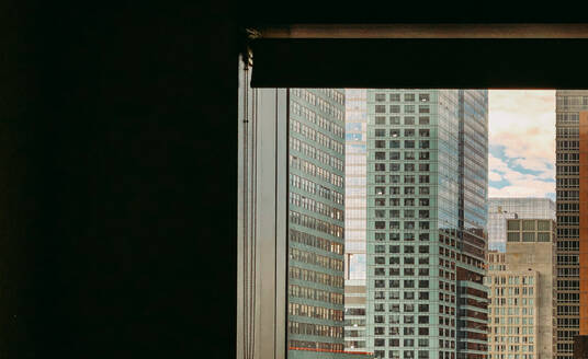 Blick auf Gebäude aus einem Fenster in New York City, New York, USA. - CAVF70152