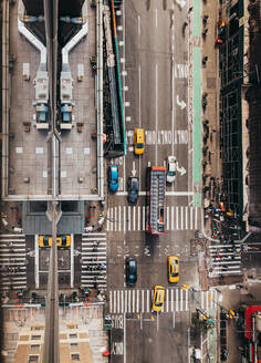 Draufsicht auf Fahrzeuge an einer Straßenkreuzung in New York City - CAVF70154