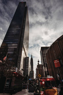 Straßenszene mit hohen Gebäuden in New York City, New York, USA. - CAVF70155