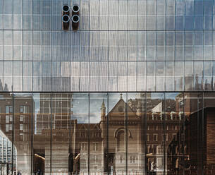 Spiegelung alter Gebäude in einem modernen Glasgebäude in New York City, USA. - CAVF70161