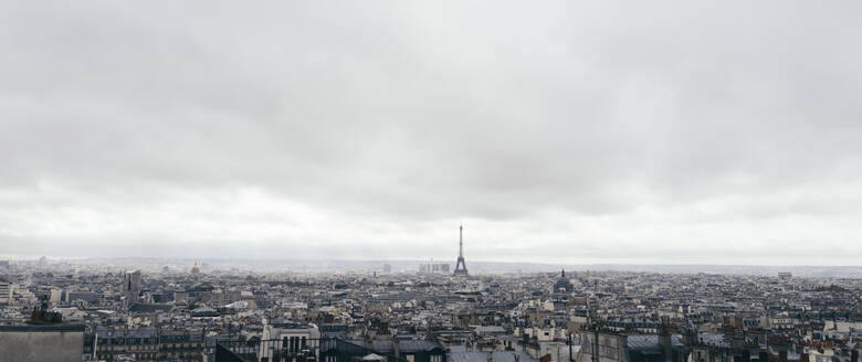 Frankreich, Ile-de-France, Paris, Panorama des bewölkten Himmels über der Stadt im Stadtzentrum - DASF00081
