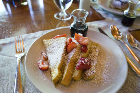 French Toast mit Erdbeeren, Puderzucker und Ahornsirup - CAVF70210