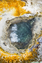 Farbenfroher Geysir von oben im Yellowstone National Park - CAVF70212