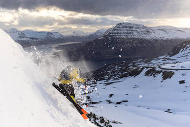 Männlicher Extremskifahrer in den Ostfjorden von Island bei Sonnenuntergang - CAVF70219