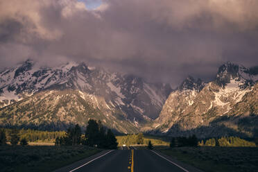 Die Straße zum Grand Teton bei Tagesanbruch von der Mitte der Straße aus. - CAVF70237