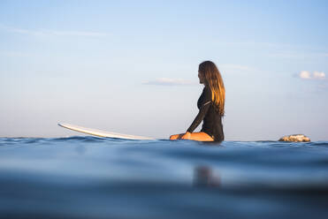 Wasser Frauen Freunde surfen zusammen bei Sonnenuntergang - CAVF70244