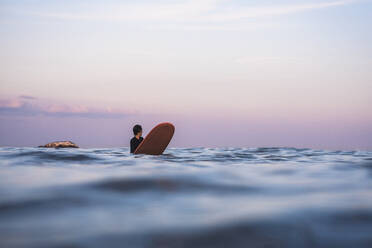 Wasser Frauen Freunde surfen zusammen bei Sonnenuntergang - CAVF70246