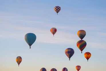 Heißluftballons fliegen am Himmel - CAVF70298