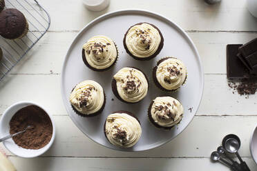 Draufsicht auf Cupcakes am Kuchenstand - CAVF70308