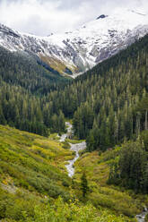 Schneebedeckter Berg hinter Tal mit Herbstfarben - CAVF70336