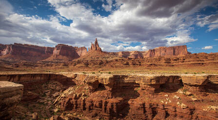 Der Shafer Trail, eine 4x4-Wheel-Drive-Straße im Canyonlands-Nationalpark, im Herzen der Hochwüste, dem Colorado Plateau. - CAVF70340