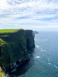 Blick auf die berühmten Cliffs of Moher mit Blick auf den atlantischen Ozean - CAVF70348