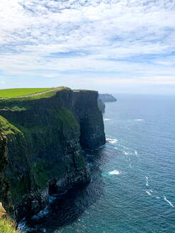 Blick auf die berühmten Cliffs of Moher mit Blick auf den atlantischen Ozean - CAVF70348