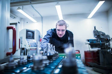 Ingenieur in einer Werkstatt beim Fräsen eines Werkzeugs - CAVF70349