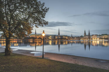 Deutschland, Hamburg, Gebäude am Wasser spiegeln sich in der Binnenalster in der Morgendämmerung - KEBF01419