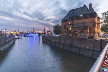 Deutschland, Hamburg, Polizeistation am Rande des Elbe-Kanals mit Hafen im Hintergrund - KEBF01424