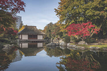 Deutschland, Hamburg, Glänzender Teich und japanisches Teehaus im Park Planten un Blomen - KEBF01431