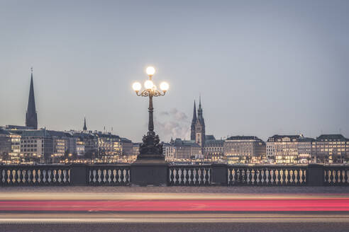 Deutschland, Hamburg, Fahrzeug-Lichtspuren auf der Lombardbrücke in der Dämmerung - KEBF01439