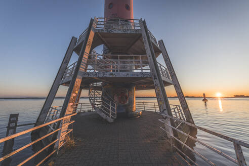 Deutschland, Hamburg, Wendeltreppe am Fuße des Leuchtturms bei Sonnenuntergang - KEBF01443