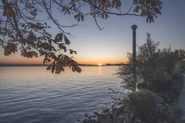 Deutschland, Hamburg, Leuchtturm am Elbufer bei Sonnenuntergang - KEBF01444