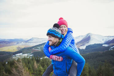Glückliches Paar auf einem Berggipfel - HOXF04441