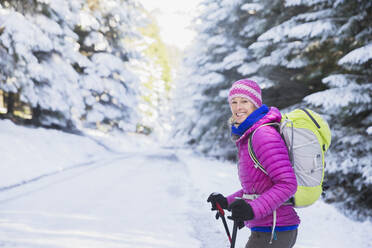 Frau beim Wandern im Schnee - HOXF04446