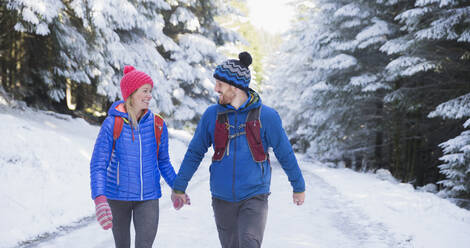 Pärchen beim Wandern im Schnee - HOXF04469