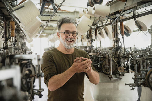 Producer of a fashion label during control in circular knitting mill - SDAHF00029