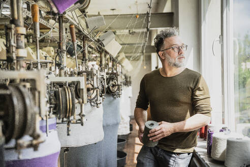 Producer of a fashion label during control in circular knitting mill - SDAHF00030