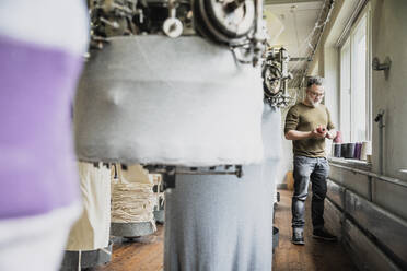 Producer of a fashion label during control in circular knitting mill - SDAHF00031