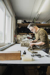 Producer of a fashion label during control of fabric in a circular knitting mill - SDAHF00033